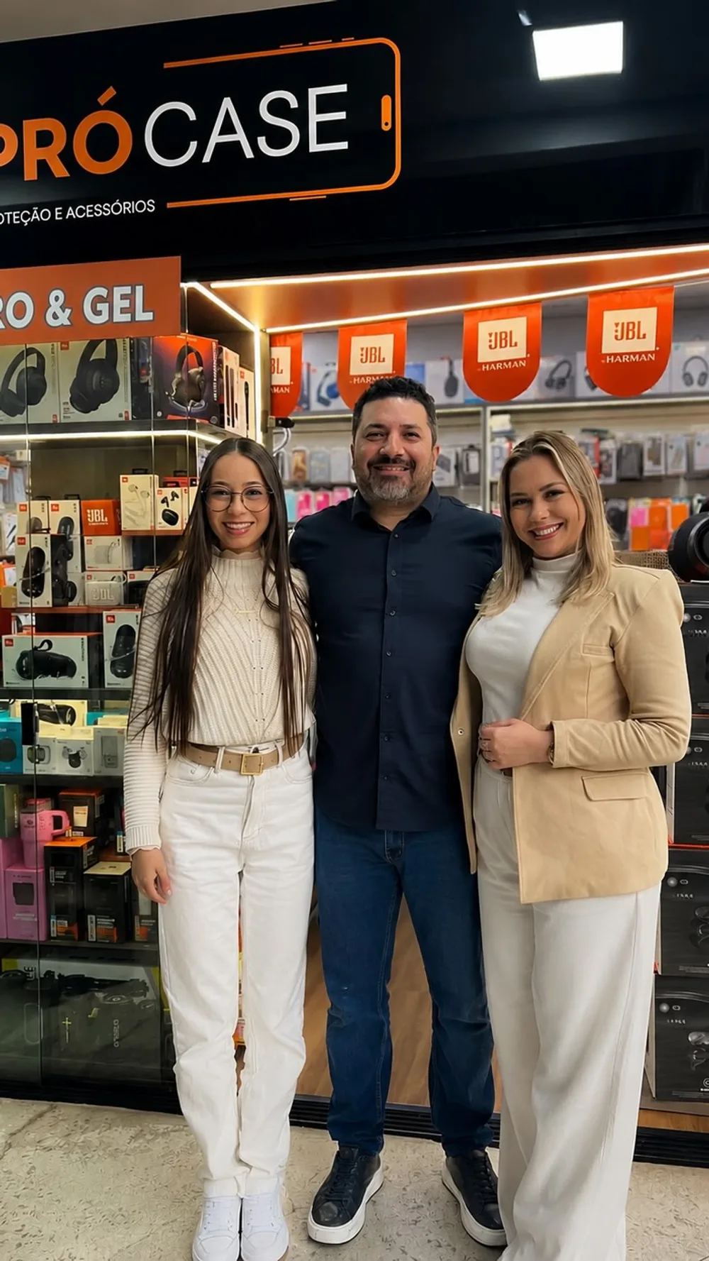 Equipe da Pró Case na loja, sob o letreiro da marca