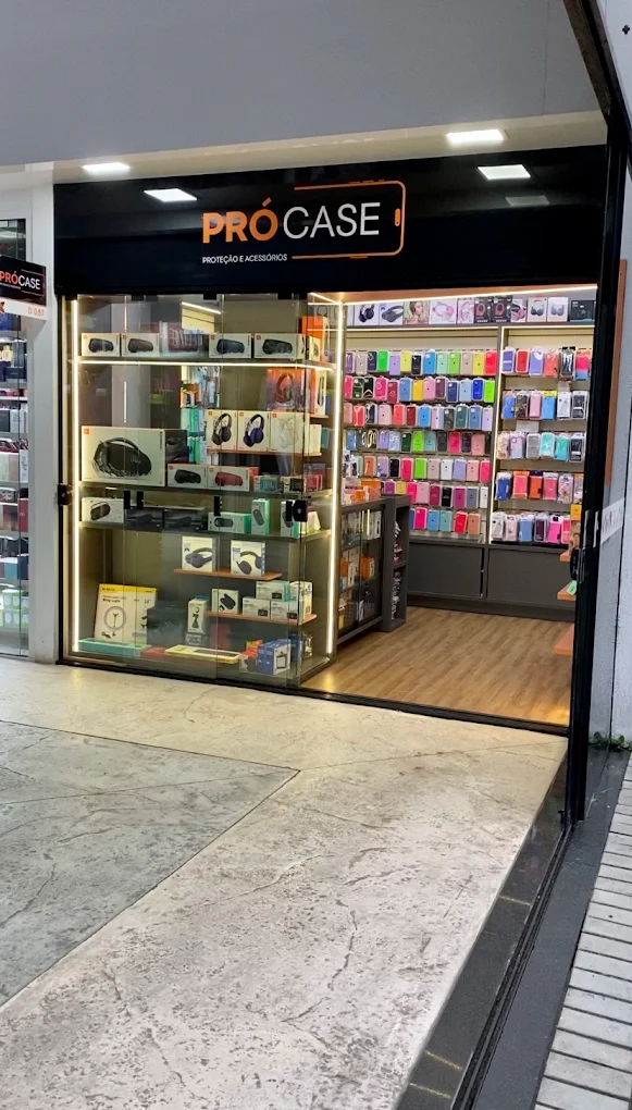 Fachada iluminada da loja Pró Case no Calçadão Praia Shopping, em Meia Praia, Itapema