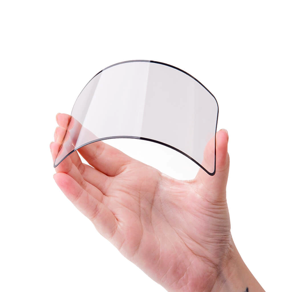 Película HPrime FiberPro sendo dobrada na mão, mostrando a flexibilidade da fibra de vidro